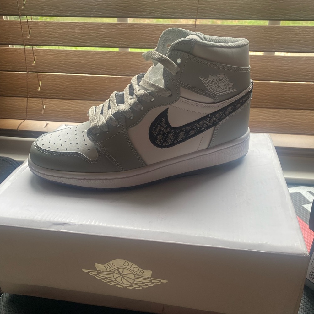 NWOT…Jordan 1s mid